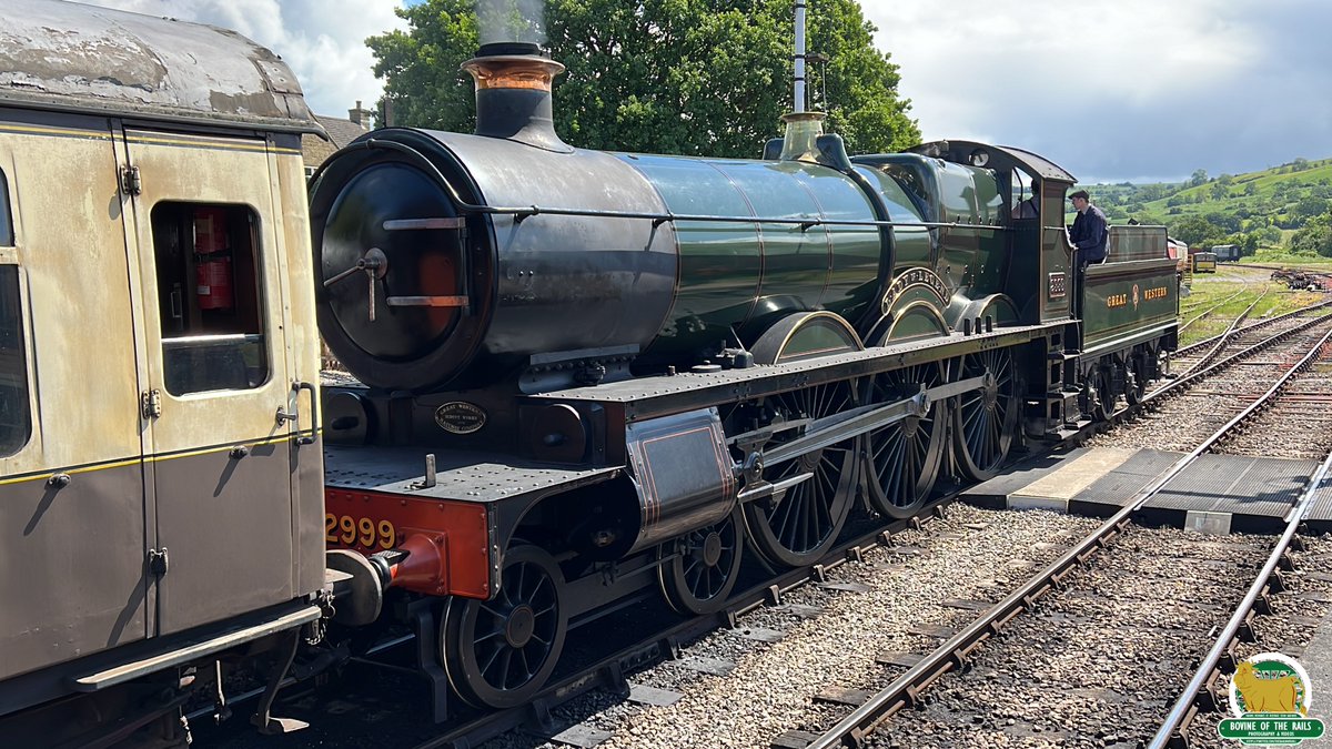 Lady of Legend shunts up to the empty coach stock before moving it out of the station to clear the line for the approaching service from Cheltenham. #CotswoldFestivalOfSteam #GWSR #WesternWorkhorses #Steam 27th May 2024.