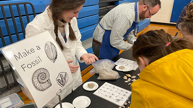 With the help of dedicated faculty and passionate students, Whitman held 5 Science Nights this year, where 1000+ local families explored together.🧪

See how Whitman prepares students to tackle challenges and inspire others along the way. #UpwardTogether

whitman.edu/upward-togethe…