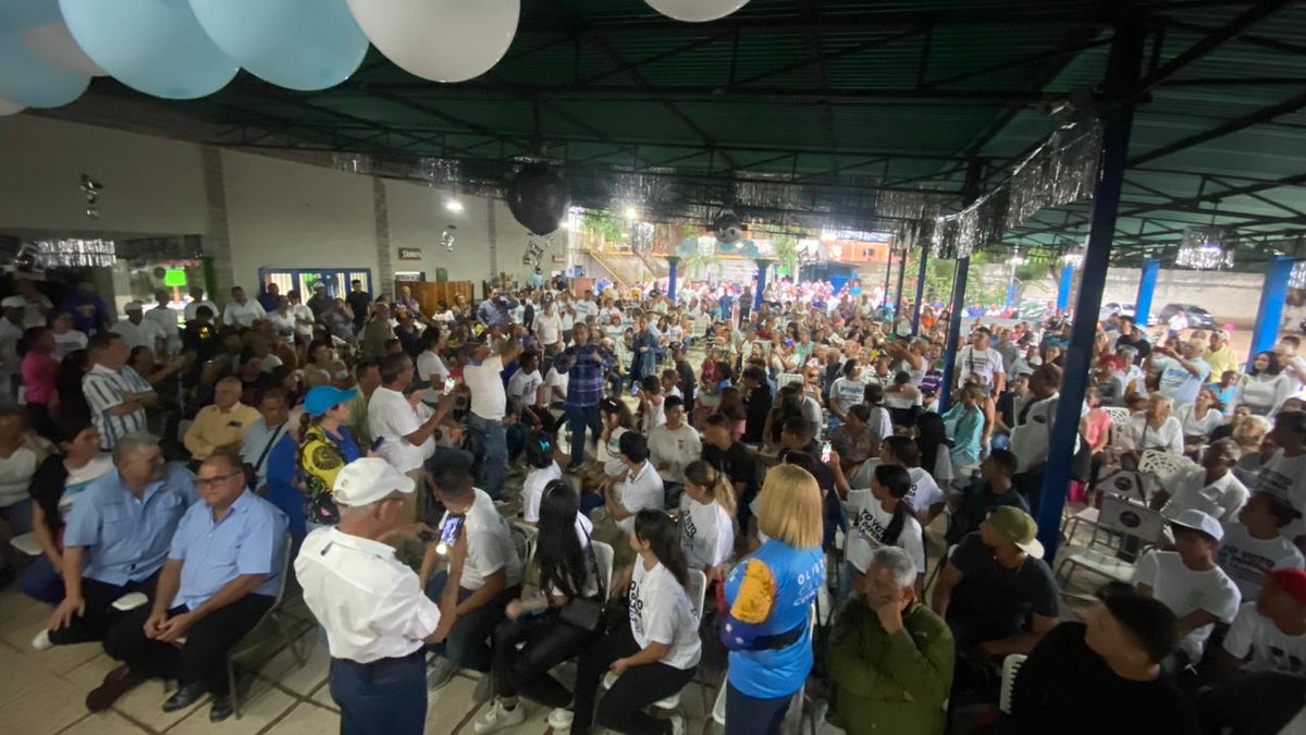 ADOrganizacion_'s tweet photo. A casa llena @ADemocratica en Valencia. Unidos con @EdmundoGU en la tarjeta de la manito MUD UNIDAD👍🇻🇪 https://t.co/km74ncjsCj