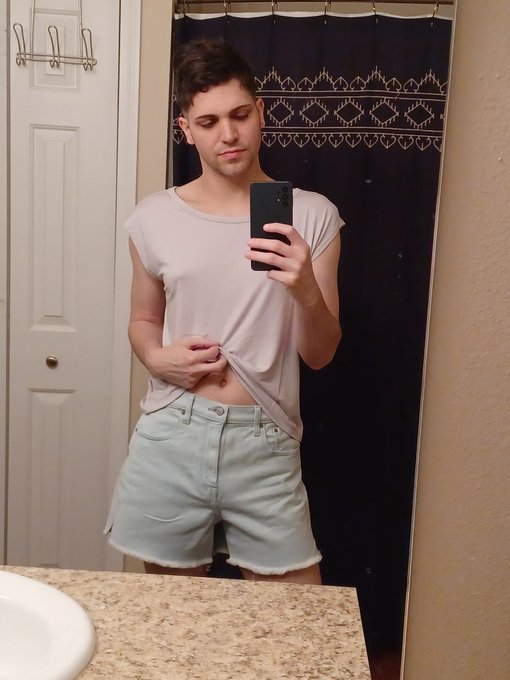 New sleep top and girl shorts I got today https://t.co/J3uYqPHhhR