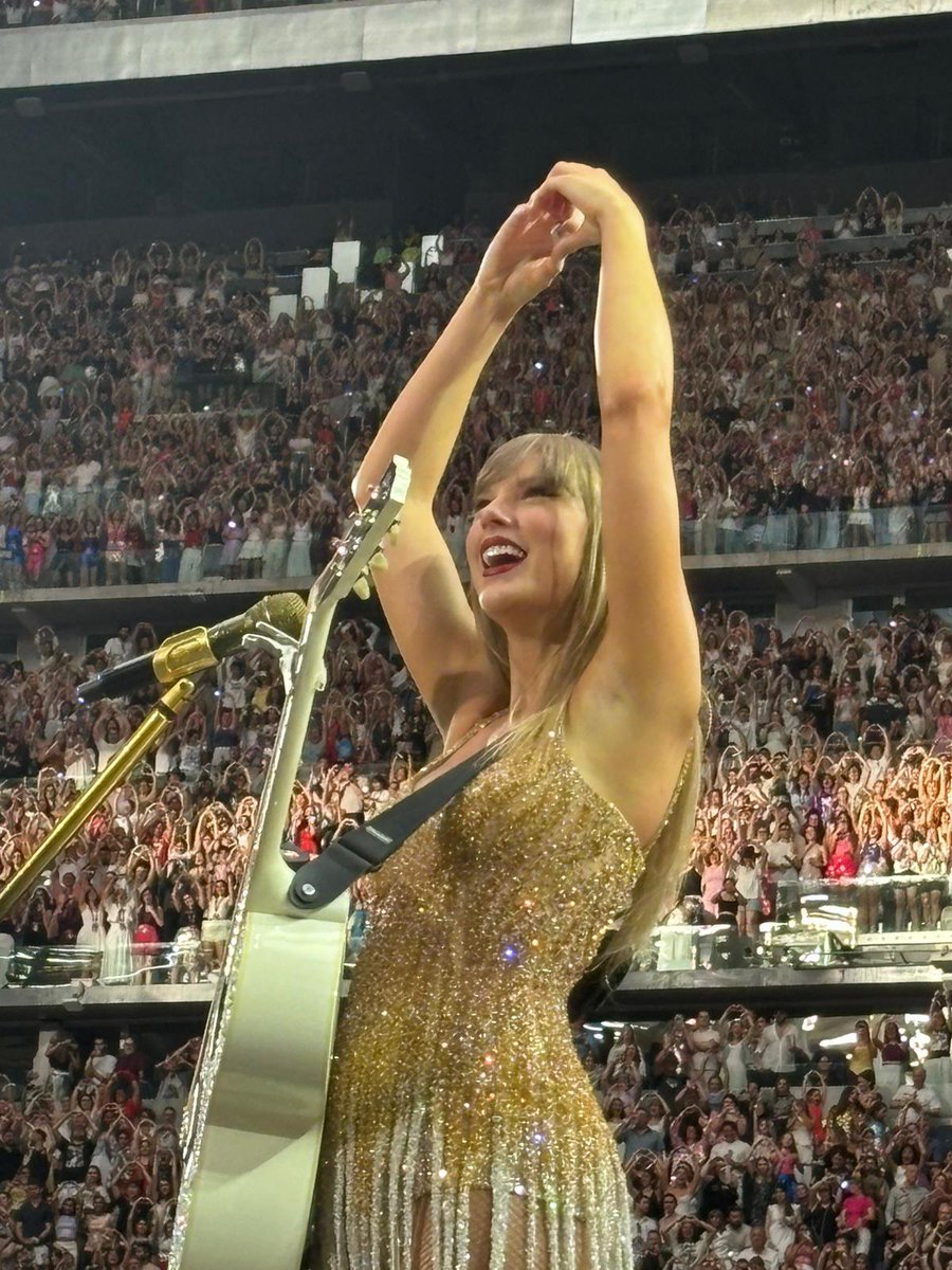 Every performer should greet their audience in the local language but many don't. Then there's Taylor Swift, a linguist's dream: 'Hola Madrid' - nice of Taylor 'Sois maravillosos' - 🎯 🇪🇸 'Ayuda por favor 👇🏻* - next level (fan was in distress) #MadridTStheErasTour