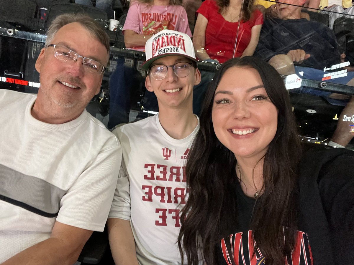 laurennmack_'s tweet photo. Celebrating my dads birthday with the @IndianaFever #fevergamenight 💛 https://t.co/KcBQ6DZdWz