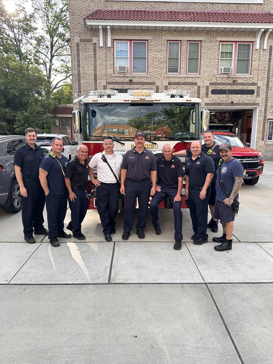 Congratulations to @CityofBayonne Fire Captain Vin Sambade on his final shift today Engine 6, Group 3. Cpt Sambade has served the City of Bayonne for over 30 years and we wish him health & happiness in his retirement! #bayonnesbravest