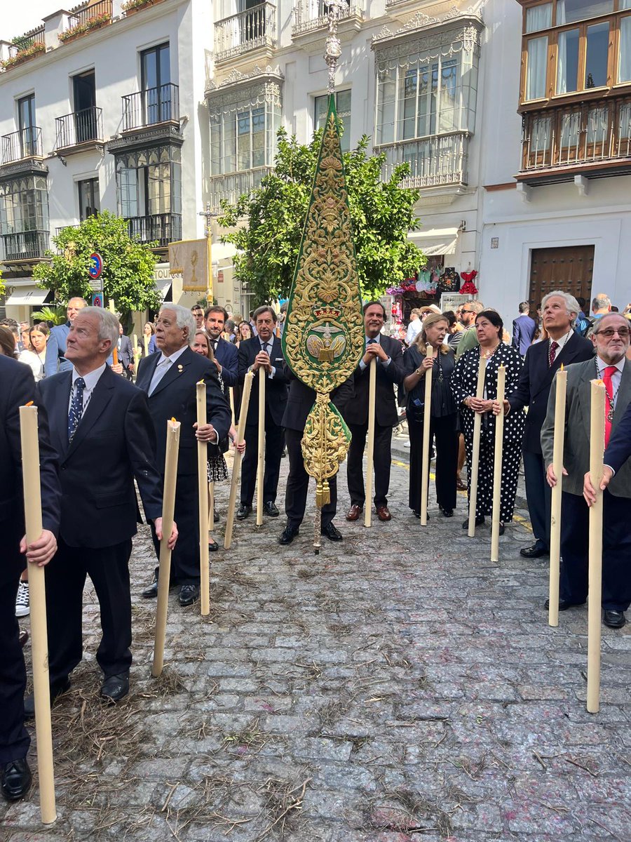 𝐂𝐎𝐑𝐏𝐔𝐒 𝐂𝐇𝐑𝐈𝐒𝐓𝐈 | Representación de nuestra Hermandad en la procesión del Corpus Christi, acompañando al Santísimo Sacramento por las calles de Sevilla. #CristoentreNosotros