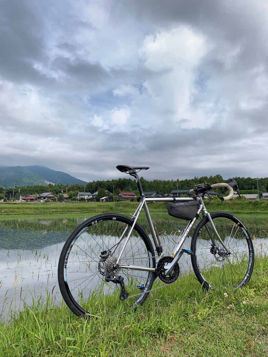 雨の季節はステンレスで走る。
いつだって、楽しみたい。
雨だからって、走らないのは勿体無い。
ステンレスなら、錆びることがないので気にしなくていい。
いつも、僕と一緒に。。。

#crescent 
#reynolds931 
#titaniumfork
#stainlesssteel #roadbikes #gravelbikes  #touringbike #titaniumfork