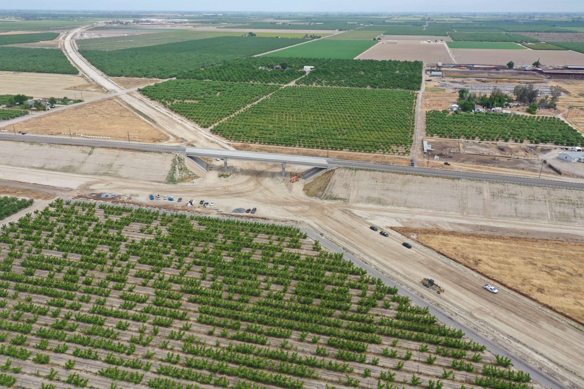 CaHSRA's tweet photo. In 2023, the Elkhorn Avenue overcrossing was completed and opened to traffic!

Located in Fresno County, the overcrossing will allow traffic to travel over future high-speed rail tracks.

The structure is 345 feet long and more than 40 feet wide. #InfrastructureMonth #BuildHSR https://t.co/iM3IVrKLCd