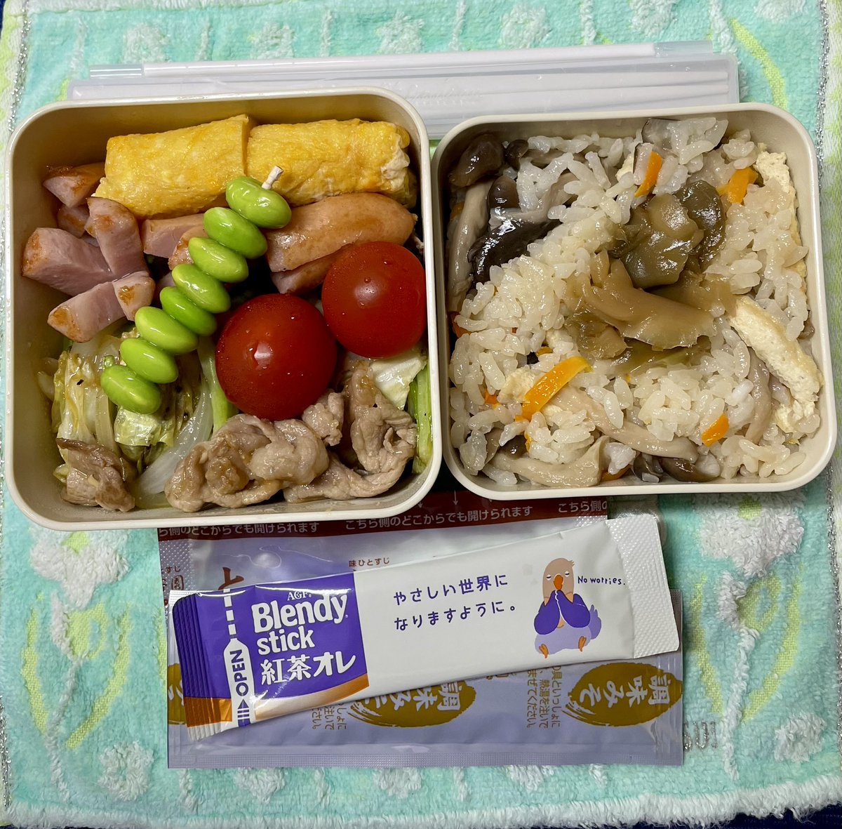 MiRACREA_mi's tweet photo. おはようございます
5月31日のお弁当

・回鍋肉
・卵焼き
・ウインナー
・枝豆
・トマト
・炊き込みご飯
・味噌汁
・紅茶オーレ

そろそろ新しいホームページにする準備をしなくては💦
梅雨入るまでに完成させたい…

#お弁当 #お弁当記録 #お弁当作り楽しもう部 #料理好きな人とつながりたい https://t.co/oquG7RUaax