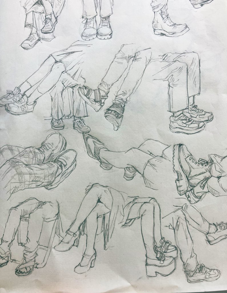生徒たちの足の5分クロッキー(輪になって描いた) 