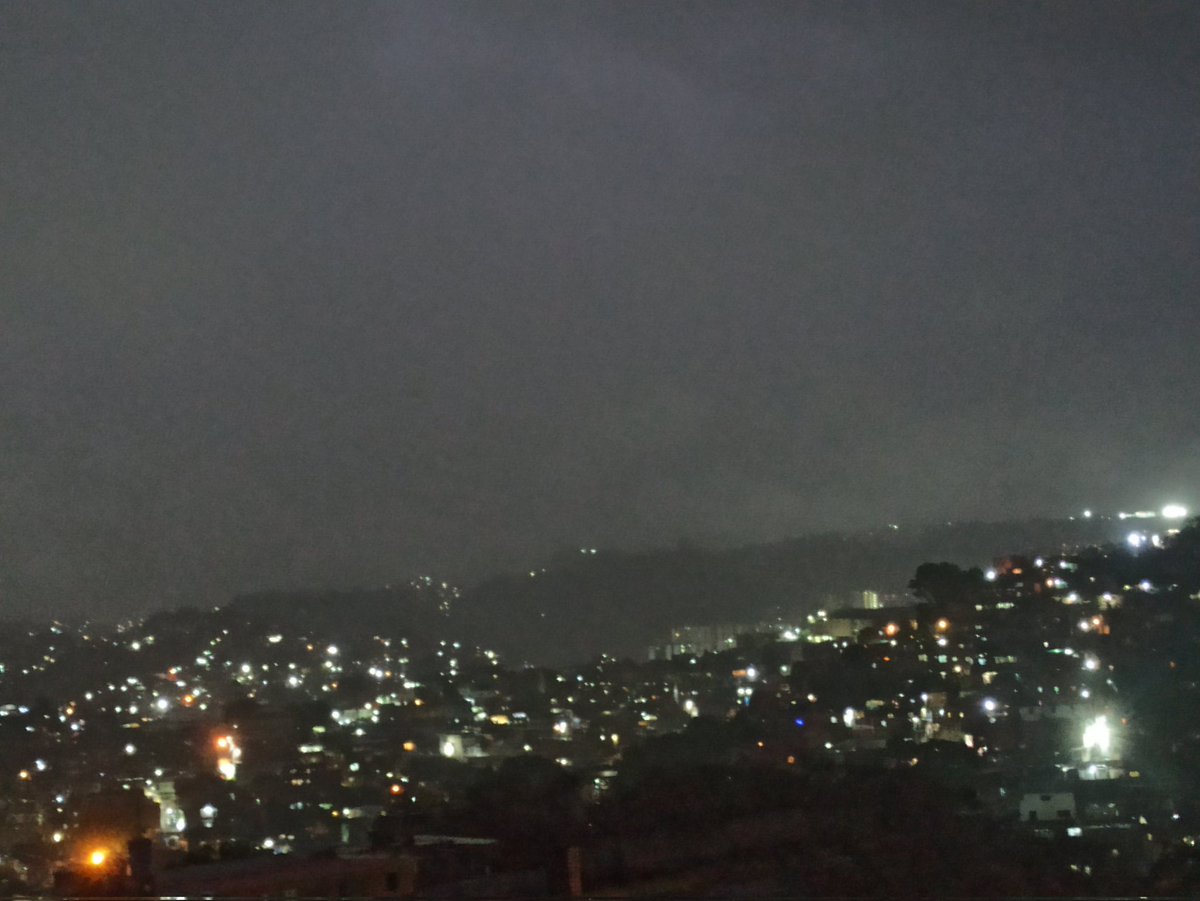 LLanitoDenuncia's tweet photo. #SinLuz varias comunidades del municipio Sucre @CorpoelecInfo 
#lluvias
#rayos
#truenos
#Caracas https://t.co/hAcOuUeeSt