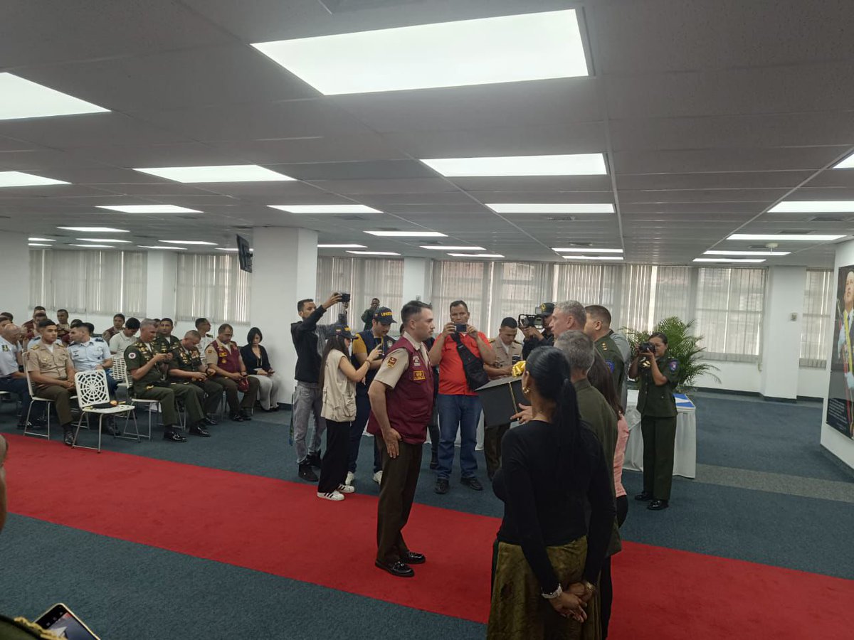 Felicitamos a nuestros hermanos del Comando de la Aviación del Ejército Bolivariano por obtener el 1er lugar en la competencia “BICENTENARIO DE LA BATALLA DE JUNlN”, en la categoría "VIDEO INSTITUCIONAL", 2do lugar Guardia Nacional Bolivariana. Efectuado en el teatro de la UNEFA