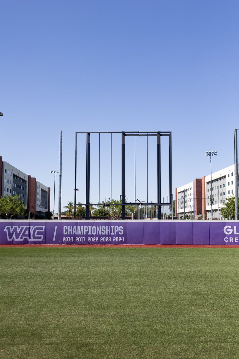 What’s that we spy out in left field? 🚧📺 #LopesUp