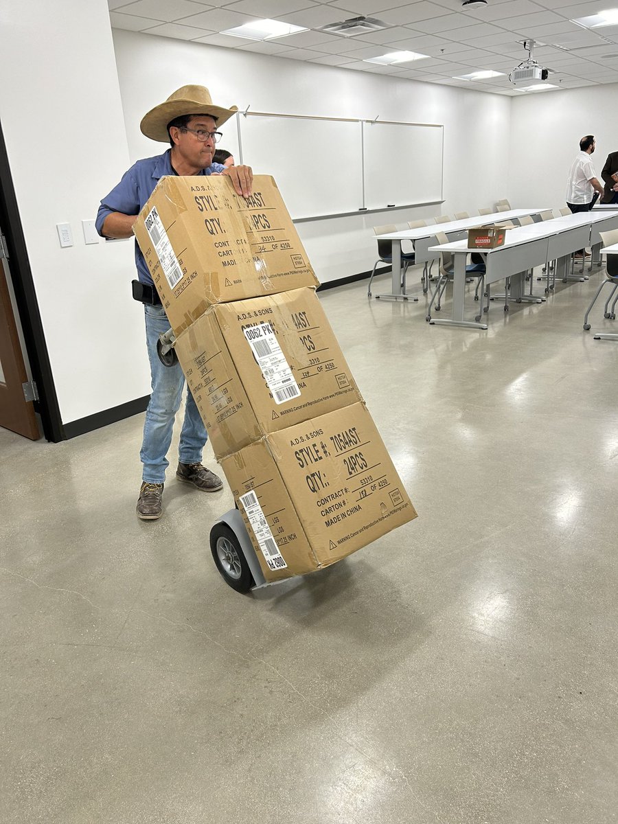 Big thanks to Mr. Williams and his team for lending a hand with unloading backpacks for our upcoming back-to-school fair at the Westside Education &amp; Training Center! Stay tuned for more updates on this fantastic event. <a href="/EISD_PPO/">Physical Plant Ops.</a> <a href="/DrH_OnTheEdge/">Doctor.H 🇲🇽🇺🇸</a> <a href="/EISDofSA/">Edgewood ISD</a>