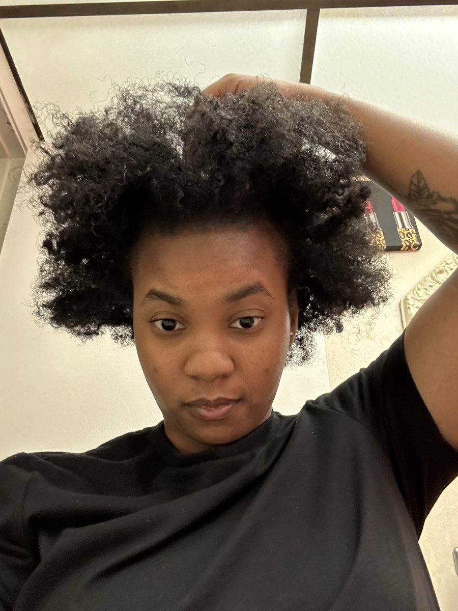 dl_forreal4's tweet image. Look at my hair it just keeps growing💯