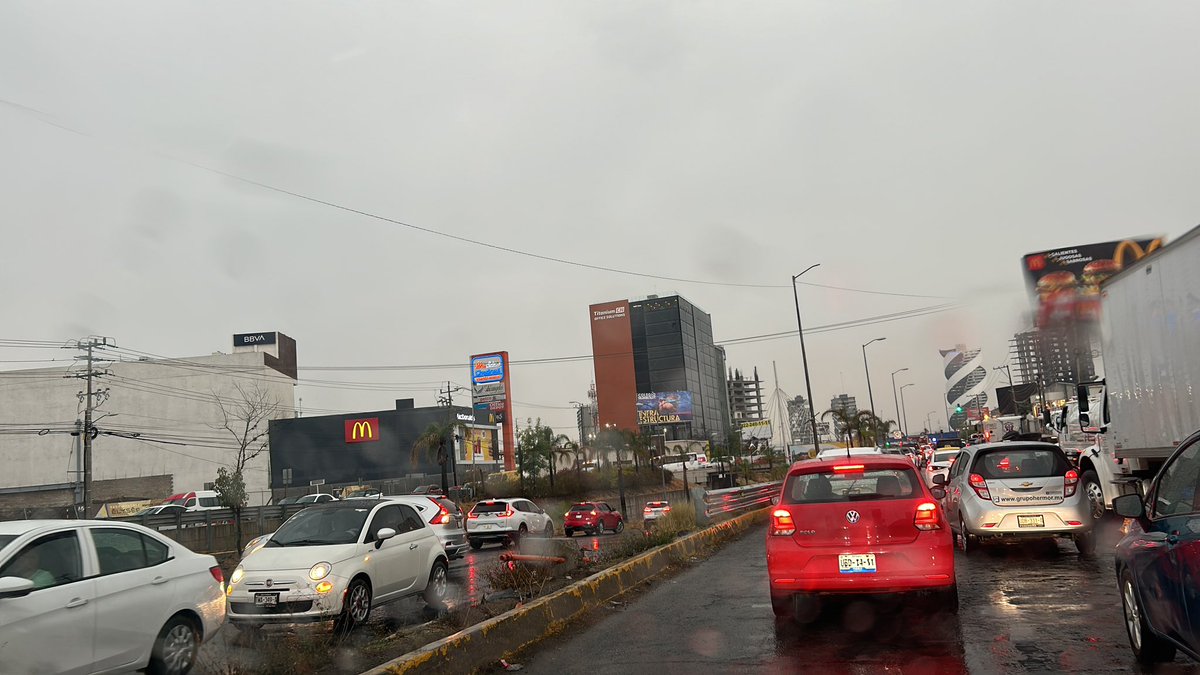 #Ocoyucan #Informa 

#Fuertelluvia deja colapsado el tráfico  en la vía Atlixcáyotl hacia  lomas de Angelópolis