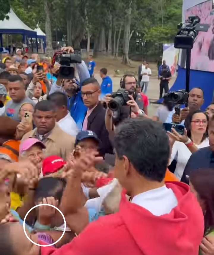 CACIQUEMAYOR's tweet photo. En el evento del #CapoMayor la selección del #AdultoMayor fue realmente denigrante y excluyente el miedo les transpira, allá los que se prestaron para semejante payasada Dios les perdone su entrega al mayor exterminador de la población de la #3eraEdad #30Mayo2024 #BrazaleteEnMano https://t.co/yhK7xTtnTb