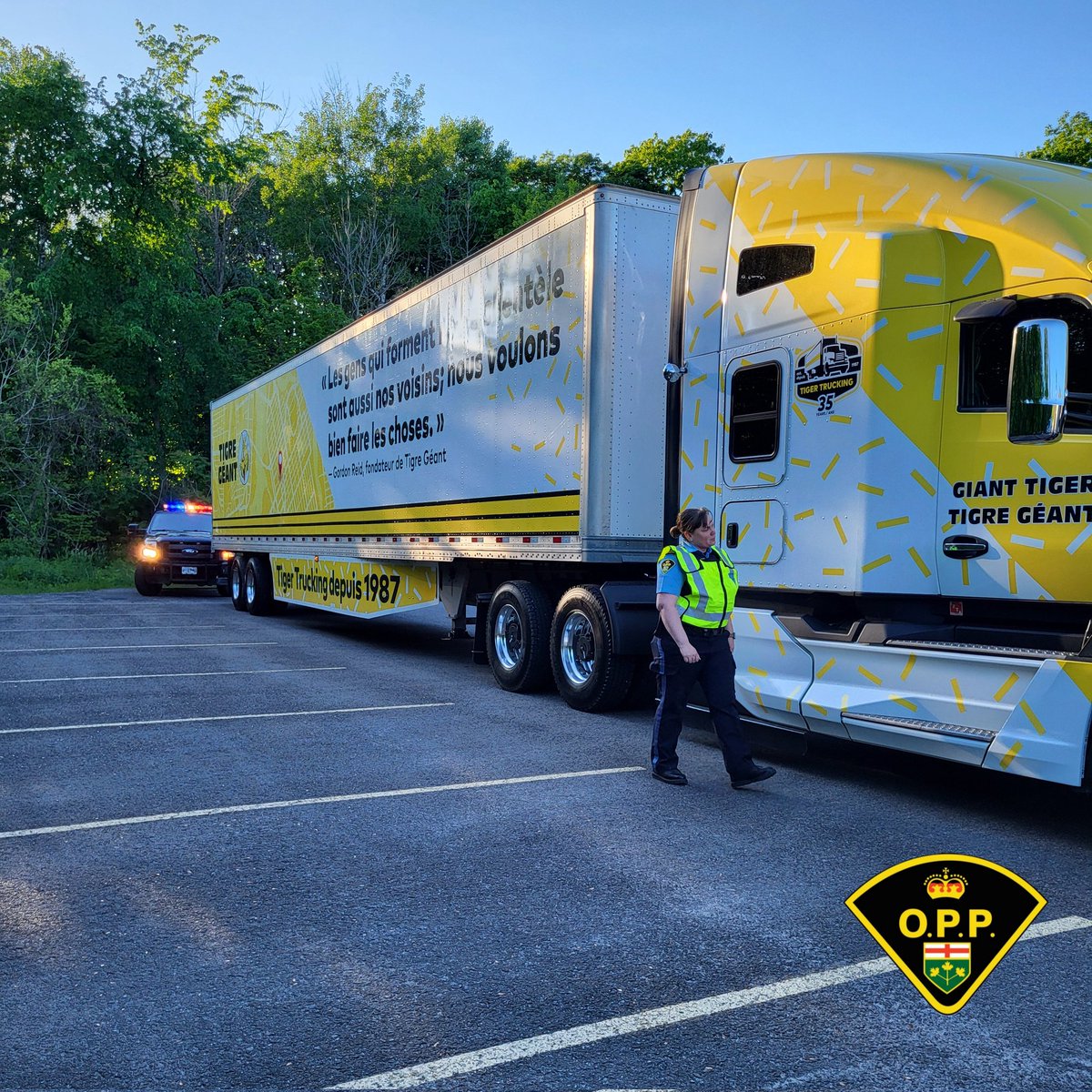Today, #LeedsOPP and #GrenvilleOPP #Auxiliary members were trained on commercial vehicles. Special thanks to @GTboutique for sharing one of their trucks. Interested in exciting training opportunities and volunteering with the OPP? Apply here: opp.ca/index.php?lng=… ^jpm
