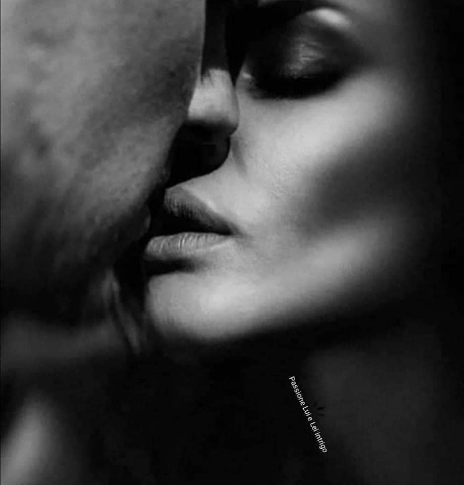 وكلّما زاره الحنين وأرهقه الإشتياق، ركض يفتش عن أثرها ليعانقه بروحه، ليتعاطى جرعةً مهدئة.. لعلّ بها الشوقُ يهدأ والنبضُ يستقرّ..! 🩶