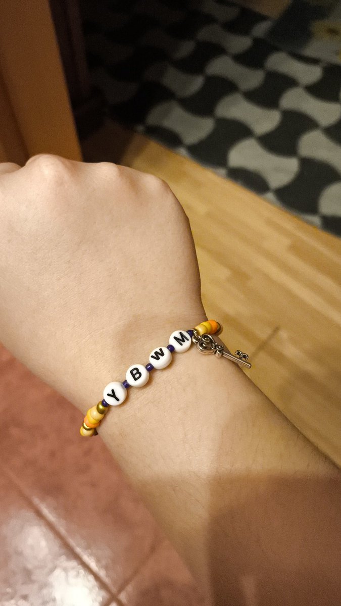 nereneko001's tweet photo. Gracias a la chica swiftie que me regaló esta pulsera. Me alegraste el turno de trabajo y casi me hiciste llorar como te dije. Espero que todo te vaya muy bonito❤️🩹💗 #TaylorSwiftErasTourSG #TaylorSwiftErasTourEspaña #Swifties #YBWM https://t.co/V5sH18IYSI