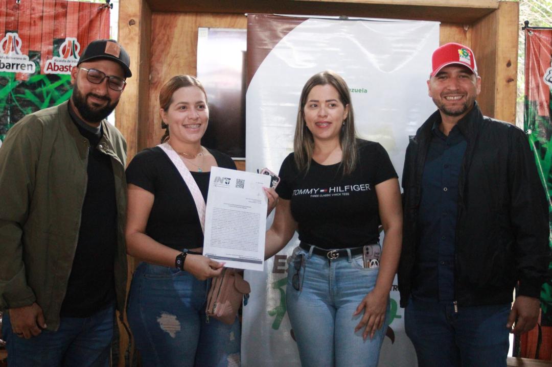 INTi_Venezuela's tweet photo. En el marco de la 6ta feria Ovina y Caprina de Barquisimeto, la Revolución Bolivariana adjudicó 114 Ha de tierras altamente agrícolas a productores y productoras de región centrooccidental. 
#EstaTierraEsNuestroFuturo
#PuebloMaduroActivo https://t.co/mmeVuuUgQc