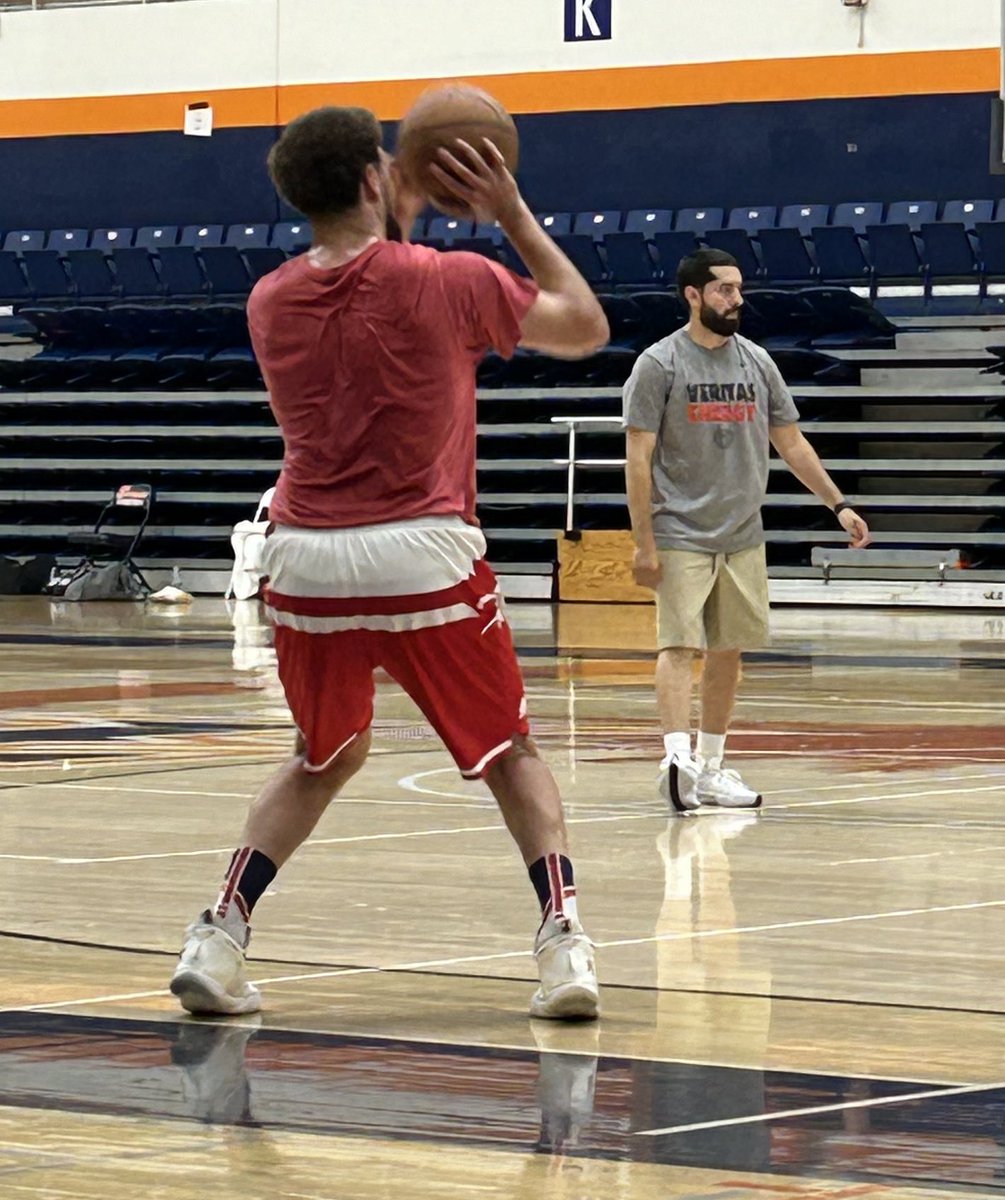 Our 2️⃣ freshman with a guest visitor in Titan Gymnasium. 4️⃣ time NBA Champion and 5️⃣ time NBA All-Star Klay Thompson with a great welcoming treat as Davis and Lolo get settled into their new home!

#DevelopU
🐘🏀