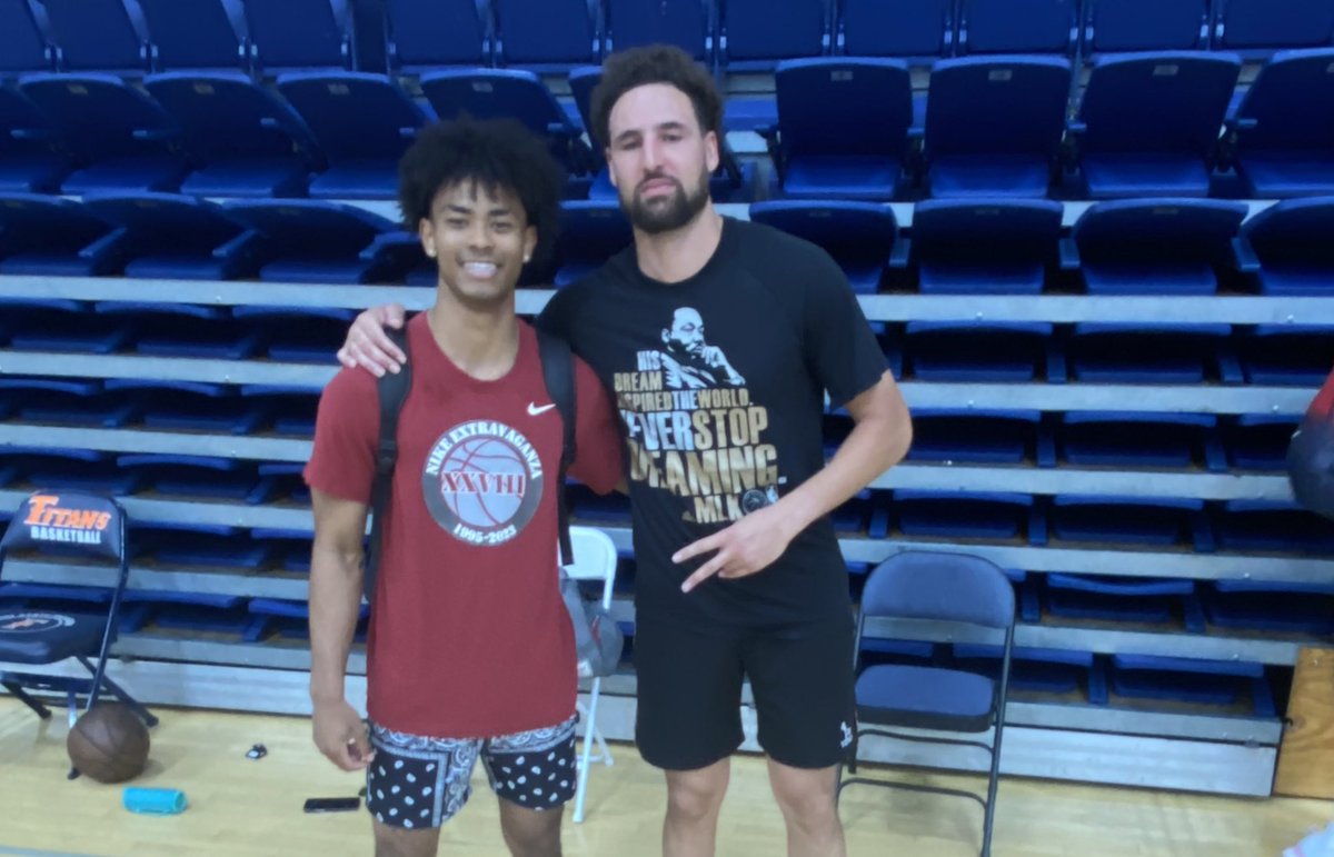 FullertonMBB's tweet photo. Our 2️⃣ freshman with a guest visitor in Titan Gymnasium. 4️⃣ time NBA Champion and 5️⃣ time NBA All-Star Klay Thompson with a great welcoming treat as Davis and Lolo get settled into their new home!

#DevelopU
🐘🏀 https://t.co/REpMfcOEO3