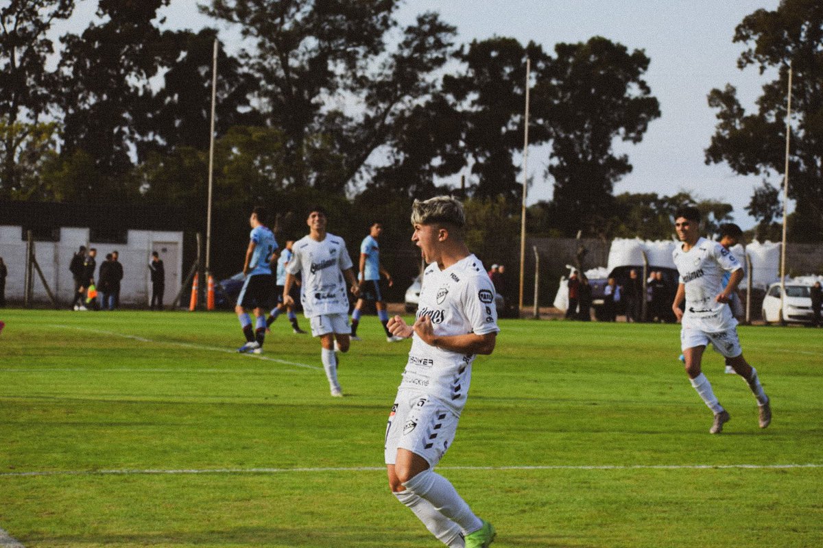 qacoficial's tweet photo. [RESERVA]

🫡 Cuarta victoria consecutiva

□ Hoy, Quilmes recibió a Brown de Adrogué por la séptima fecha.

✅ Fue goleada por 4 a 1

📋 Elías Granero; Agustín Ortega, Lucas Romeo, Agustín Amicone, Julián Gurzi; Ramiro Martínez, Thomas Rojas, Martiniano Irribarría, Tomás Lobo; Bruno Gauna y Federico Mazzurco.

⚽ Ortega, Di Marco, Gauna y Vázquez

🔄 Lautaro Greco por Gurzi; Santiago Luna por Irribarría; Valentino Di Marco por Lobo; Lautaro Gómez por Martínez; Gabriel Vázquez por Gauna.

🆚 La próxima fecha visitamos a Nueva Chicago.