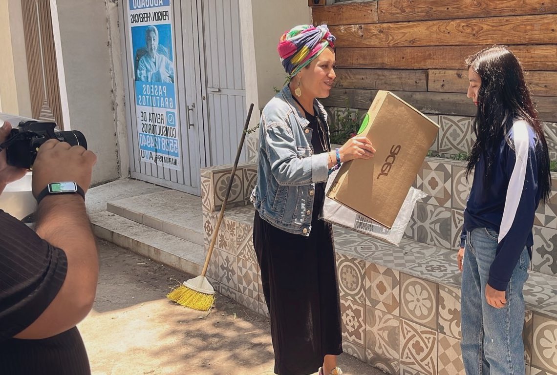 insade_ac's tweet image. 🙏Como parte del proyecto: “Preparatoria Jóvenes con Rumbo (#JcR), se realizó un sorteo de una laptop y estamos muy contentos porque Zulley beneficiaria de INSADE, fue la ganadora.
❤️Gracias @YouthBuildMx por hacer la entrega de la laptop y por ayudarnos a demostrar que segundas