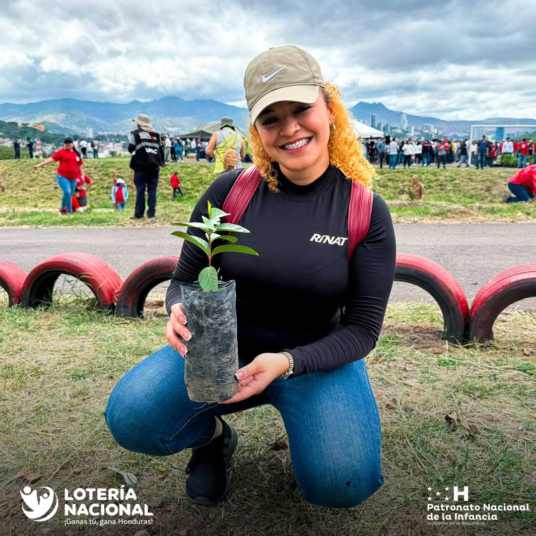 PANIHonduras's tweet photo. En el Día del Pino, El PANI, La Lotería Nacional y la Alcaldía de Tegucigalpa reforestaron el cerro El Berrinche con más de 130 empleados. 🌲🇭🇳

Felicitamos a la Alcaldía del Distrito Central por esta iniciativa de conservación. 👏🌳

#SomosPANI #Honduras #XiomaraSíCumple https://t.co/TGtNeGnvi5