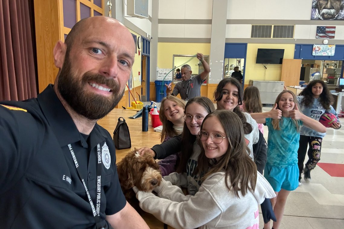 TPDWaffles's tweet photo. SRO Hanley and Officer Waffles enjoyed lunch break at the Ryan School today.  
It's always fun catching up with our friends.  
The conversations &amp; smiles make our day!
@TewksburyPD @tpsdistrict https://t.co/nYKukevt3M