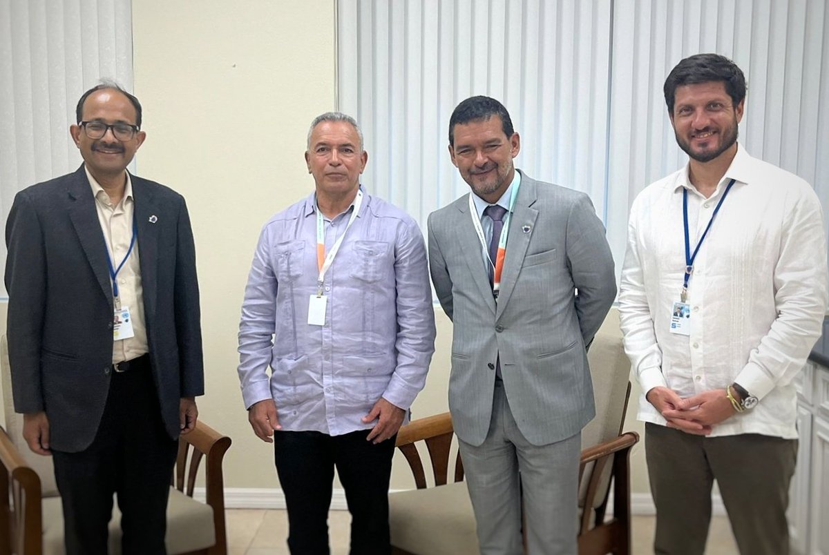 #Belize 🇧🇿 continues to fight #wildfires while an aggressive #hurricane season begins. <a href="/UNDRR/">UNDRR</a> &amp; <a href="/rasalazar2/">Raul Salazar</a> discussed with Min #OrlandoHabet how critically ⚠️ urgent ⚠️ it is to have effective multi-hazard #EarlyWarning systems in place. #EW4All <a href="/UNDRR_Americas/">UNDRR Américas y el Caribe</a> <a href="/unitednationsbz/">United Nations Belize</a>
