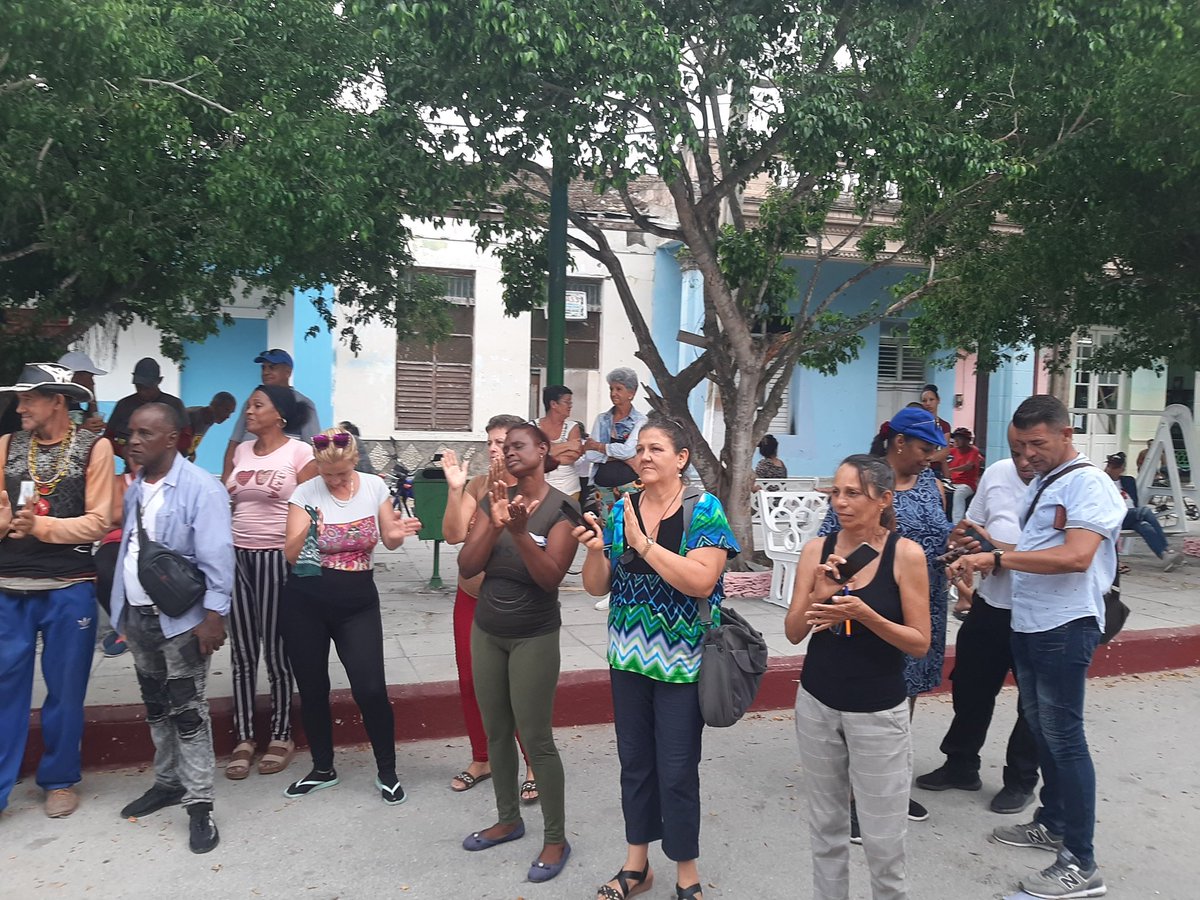 #SomosSonidoYTradición Presentación del grupo Pasión Norteña en saludo al XX aniversario de Radio #Chambas. #CiegodeAvila