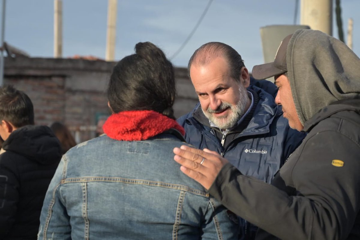 fsusbielles's tweet photo. ¡Más de 70 familias del barrio Miramar tendrán la posibilidad de acceder al gas natural!

Con mucha alegría, junto a Mabel, René y vecinos del barrio, inauguramos esta obra tan vital para la vida cotidiana de sus habitantes. https://t.co/H7p6gk52iy