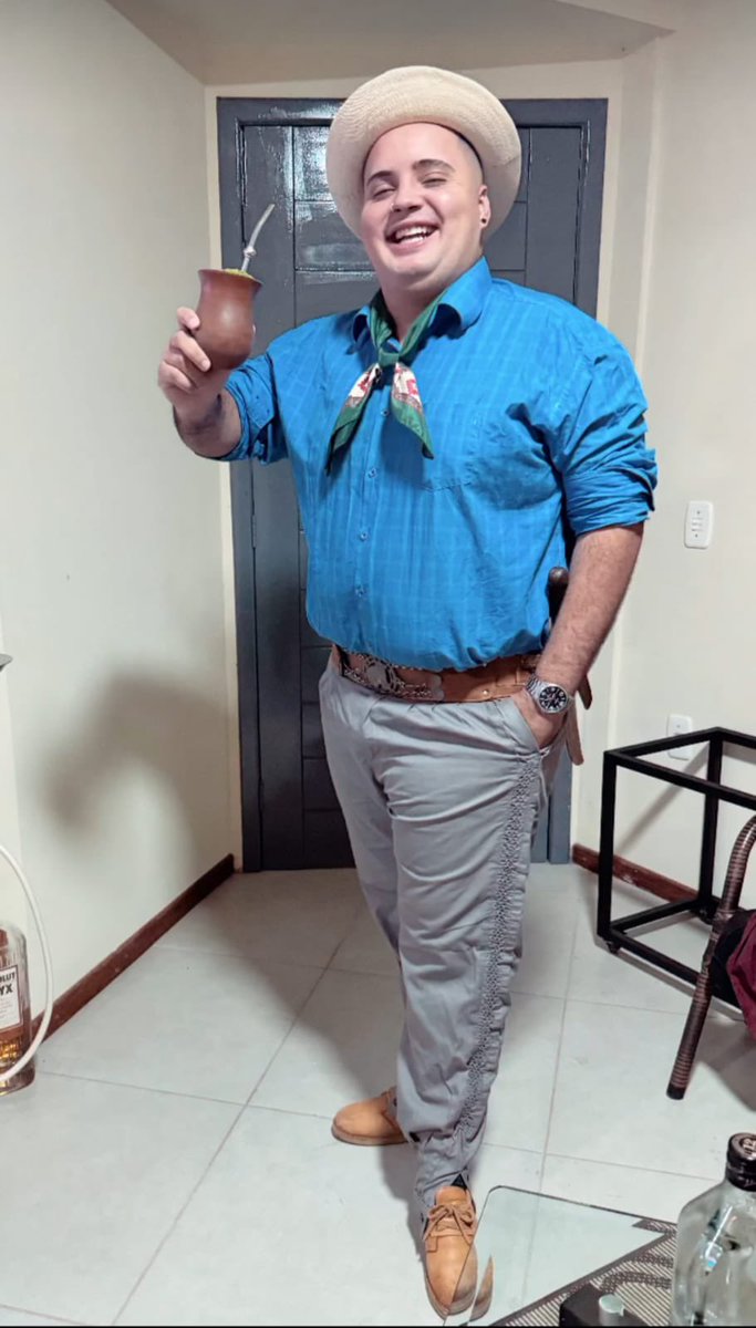 o ADM brotou na cidade e já tá pronto pra semana farroupilha, assim como nosso amigo, João Vitor, vulgo Vitão das pilchas. Prepara teu mate, compra teu ingresso pra Moon”tchê” e vem com nós, disseram “vocês tem que retornar” nada melhor do que voltar com essa imagem icônica!