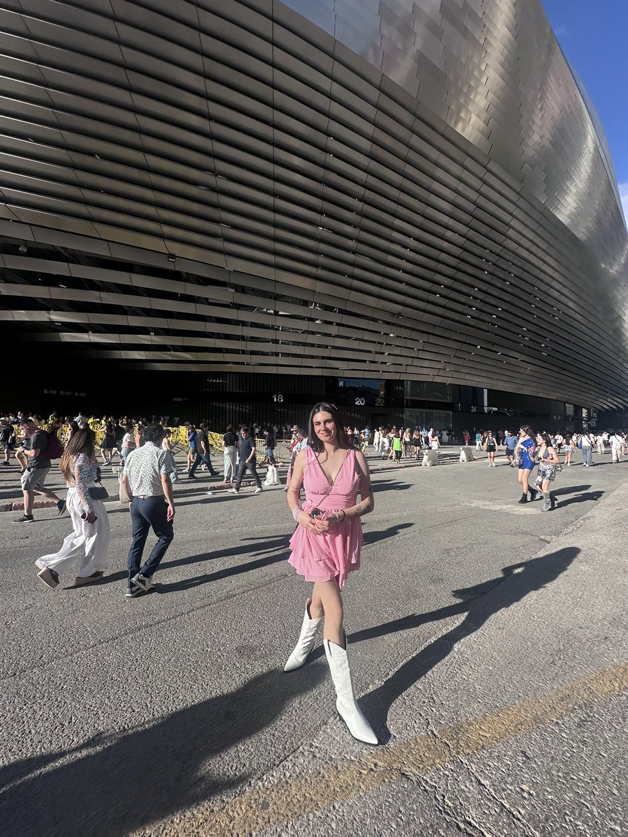 louwtsunxx's tweet image. in my lover era🩷 
#MadridTSTheErasTour #TaylorSwiftErasTourEspaña