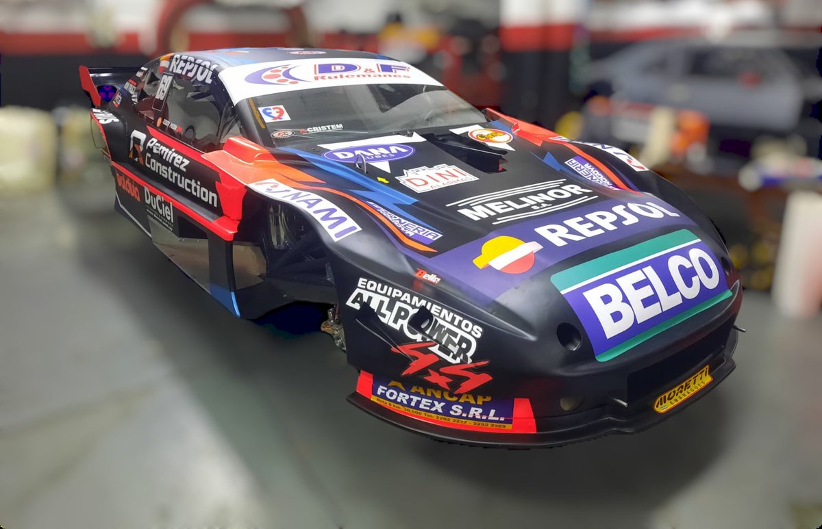 🏁 Así va quedando el #TCPista para el 2025, recién terminado de plotear. Ahora aguantar la ansiedad y esperar una fecha en La Plata para después de correr con la camioneta #TCPikup sacarle el motor y la caja para colocarlo en el #Toyota y hacer unas pruebas con <a href="/andijakos/">andi jakos</a>