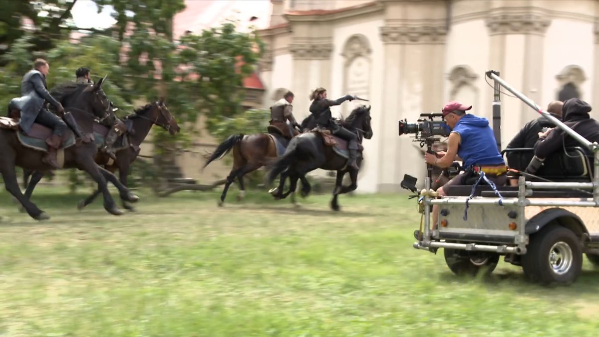 JuttaFreudig's tweet image. #MusketeersEurope Thanks to #BBCFirst #Australia I found an interesting #BehindTheScenes video of filming #TheMusketeers S3 ep6 ⚜️ #AlexandraDowling #TamlaKari #LukePasqualino #TomBurke #HowardCharles #HugoSpeer #MissingTheMusketeers
