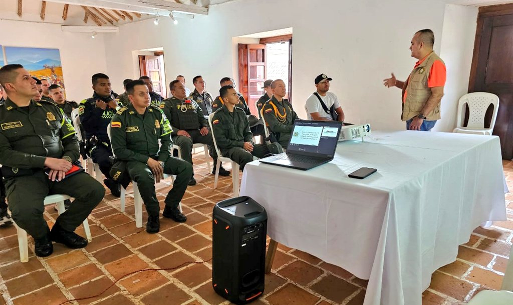 PoliciaNteSder's tweet photo. En #Pamplona 📍 en la #CasaMuseoAnzoategui  junto a  @DefensoriaCol - Regional Norte de Santander, sensibilizamos nuestro personal  en #DDHH, diálogo social y despliegue de la estrategia de atención a poblaciones en situación de vulnerabilidad #ESPOV

#DiosYPatria https://t.co/b9RlLdMbDU