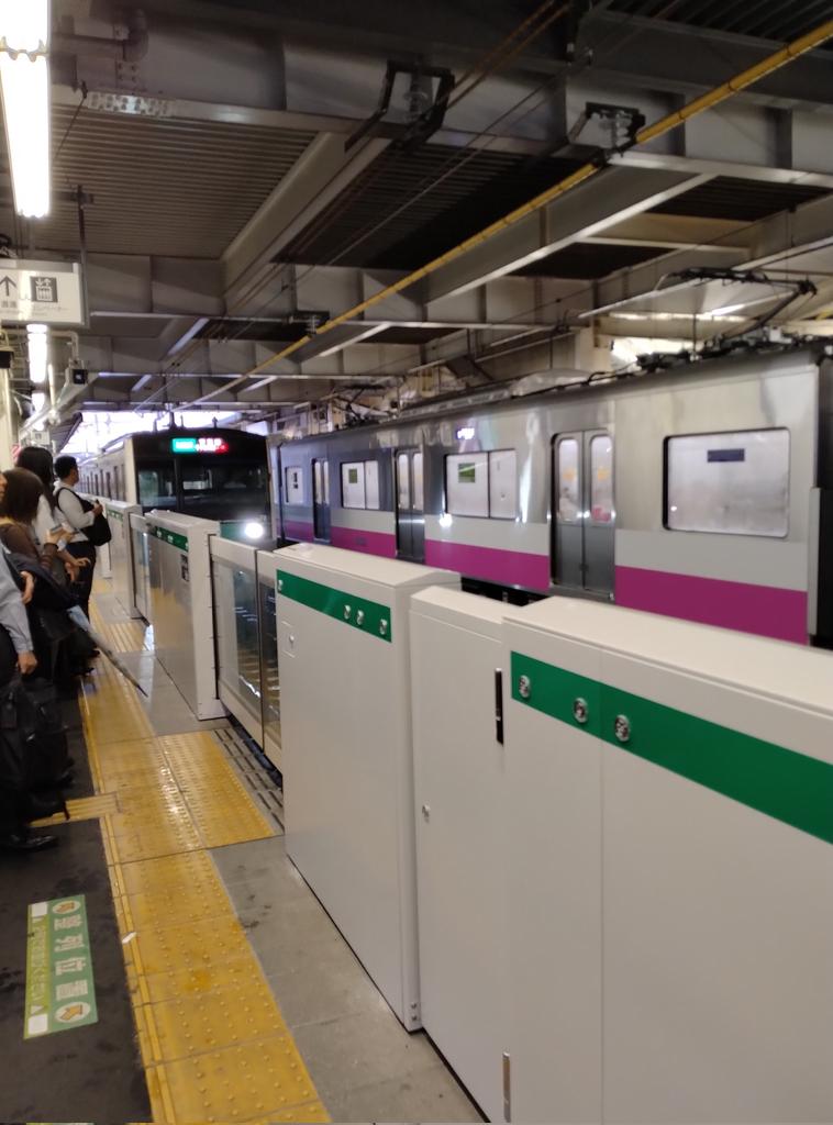 panprocession's tweet photo. 松戸駅の8時37分
代々木上原行  始発電車
非常停止ボタンが押され
入線途中で止まる。

3番線の快速で
荷物挟まりがあった模様。
3分遅れのアナウンス。
#常磐線
#千代田線 https://t.co/zdeoZxd3br