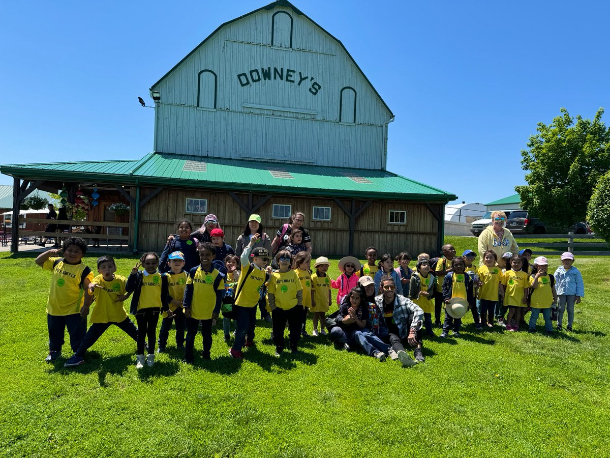 F_Garofalo1's tweet photo. Another successful adventure to Downey’s Farm! Thank you Mother Nature for the incredible weather and thank you to all our volunteers, without you this trip wouldn’t have been possible! 😊🙏🏽🙇🏽☀️🚜🌾🧑🏽🌾👨🏿🌾👩🏼🌾
#SchoolTrip #Excursion #UnstructuredPlay #HolyFamilyTCDSB @TCDSB https://t.co/MzrFbrq4ka