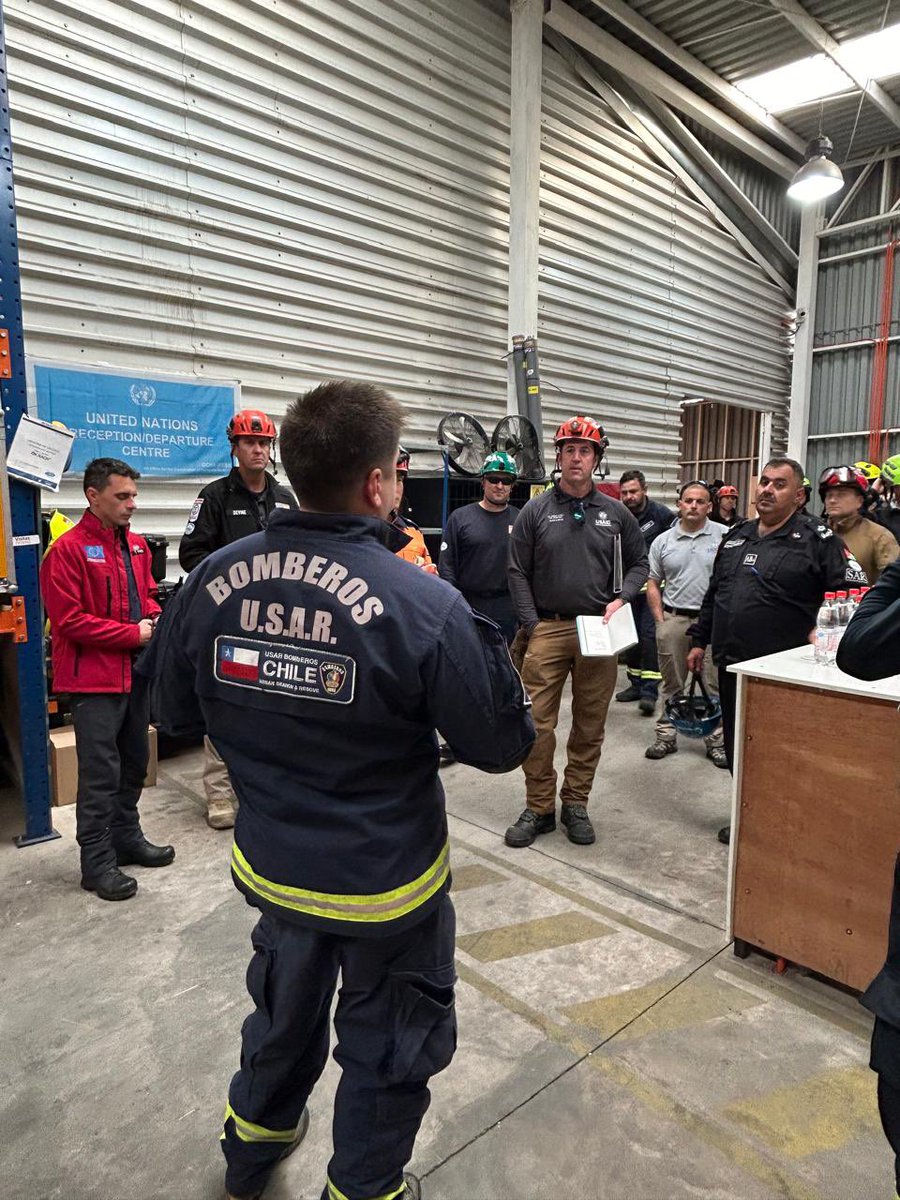 SNOBomberos's tweet photo. #IER durante la revisión de sitios de trabajo, los clasificadores internacionales de @Insarag visitaron la bodega del USAR BoCH #reclasificación @BomberosdeChile https://t.co/zNbsPr96kD