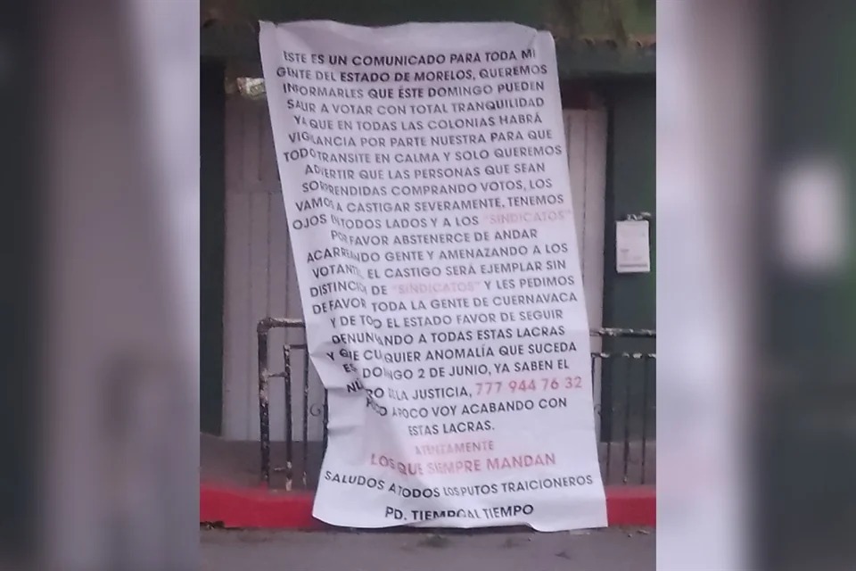 Aparecen estas mantas en Morelos, al parecer los malandros darán permiso de votar libremente y van a castigar a quién ande comprando votos. Pinche país surreal. Ahora hay que agradecer a la maña por su compromiso democrático.