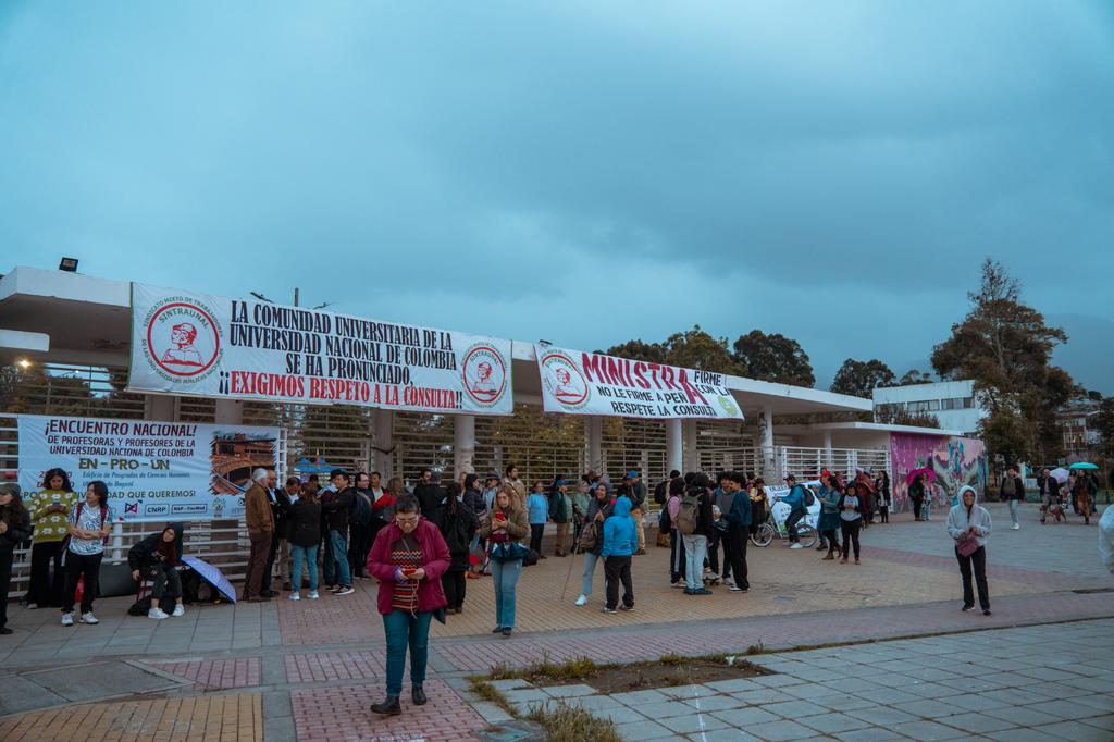 CamiloIncomodo's tweet photo. #YoAbrazolaUN 

Siempre colaborativa, amorosa y combativa la VERDADERA comunidad académica de la @UNALOficial, se pronuncia de nuevo, ante el robo de la rectoria por parte de @DiegoTorres_Fis, @JoseIsmaelPena e @MantillaIgnacio https://t.co/COGMxlbNsm