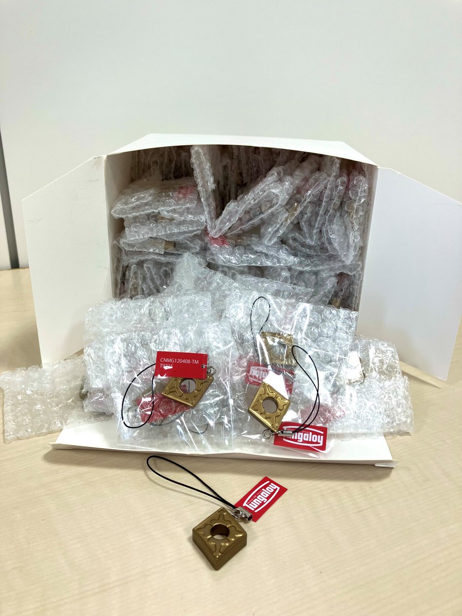 TungaloyJapan's tweet photo. ノベルティ総選挙企画を実施してから約11ヶ月……
切削工具ミニキーホルダーがついに完成しました‼️
CNMG120408-TM T9215 インサートです😌
少しですが、来週プレゼント企画を行えたらと思いますのでほしいと言っていただける方は続報をお待ちくださいませ🙏
#切削工具キーホルダーへの道 https://t.co/NQ3sX2xmKS
