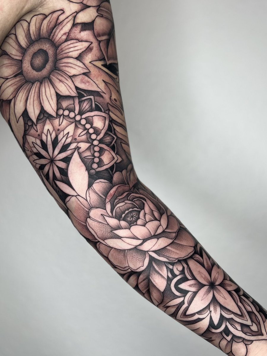 stopdotcom's tweet image. Just finished a full sleeve in 3 consecutive days of tattooing. Approximately 27 hours of work. Shoutout to my client who is probably the toughest human I have ever met 🖤🗡️