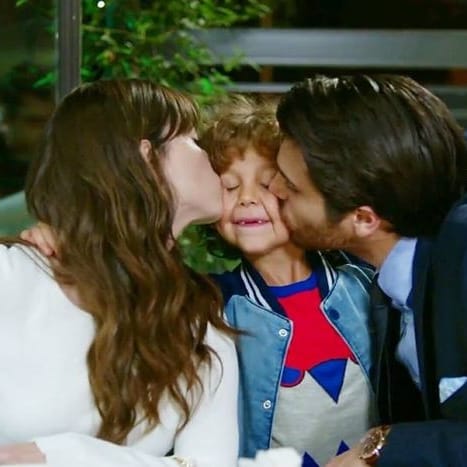 Mundo de Fantasia 
Presente la Familia feliz 

CanYaman&amp;ÖzgeGürel #CanYaman #ÖzgeGürel