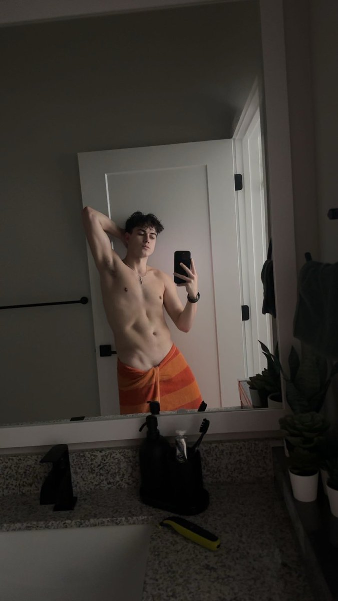 retweet if you want the towel to drop😉