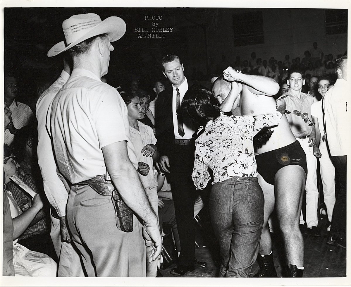 Killer_Karl_Kox's tweet photo. Amarillo, TX. mid 1960’s.
A fan attacks Killer Karl Kox with her belt. I’m sure he deserved it.
Someone should get these cops and security a raise. #fanattack #wrestlingisreal #heat https://t.co/YRh17DZqEL