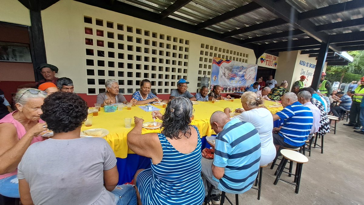 MinAlimenBa's tweet photo. En el marco de la Gran Misión Abuelos y Abuelas de la Patria fue reinaugurada la Casa de Alimentación y Aldea de Encuentro Integral "Don Eugenio Bocanegra" en la parroquia Guasimitos, Mcpio. Obispos de #Barinas con una amplia jornada de atención integral, cultural y recreativa. https://t.co/60fRmanuQz