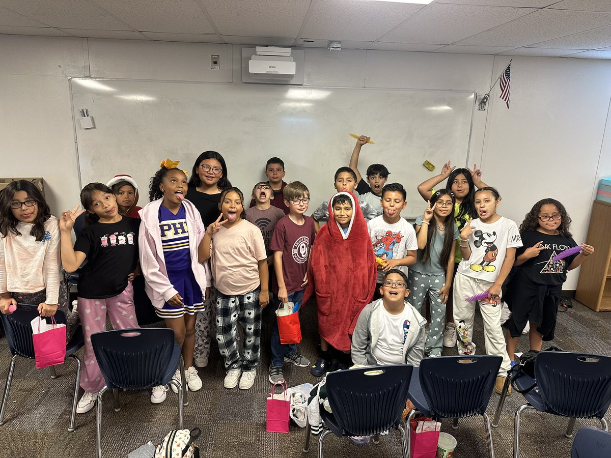 lponce_PHE's tweet photo. Lucky to have had such a great class this year. Thankfully it isn’t goodbye it’s a see you later. #LastDayofSchool #5thgradeready https://t.co/poBtDHChOo