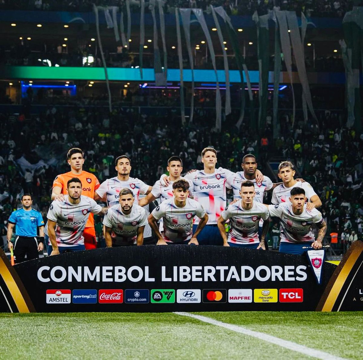 ¡Puntazo y clasificación! Nos vamos a octavos.

Siempre San Lorenzo 💙❤️